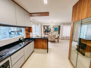 Casa à venda  com 4 quartos sendo 3 suítes, área gourmet e piscina privativa!