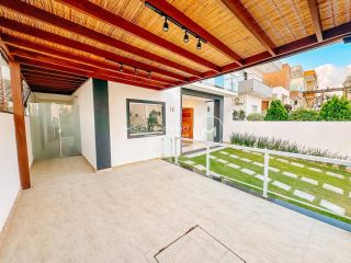 Casa à venda  com 4 quartos sendo 3 suítes, área gourmet e piscina privativa!