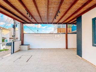 Casa à venda  com 4 quartos sendo 3 suítes, área gourmet e piscina privativa!