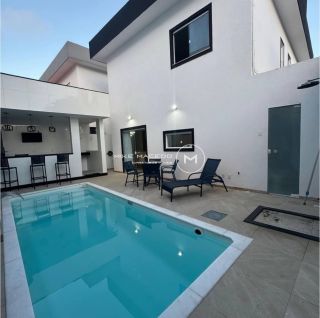 Casa à venda  com 4 quartos sendo 3 suítes, área gourmet e piscina privativa!