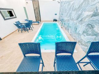Casa à venda  com 4 quartos sendo 3 suítes, área gourmet e piscina privativa!