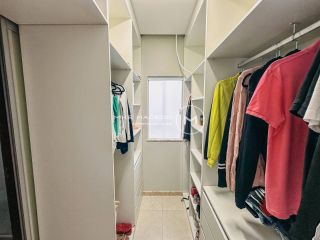 Casa à venda  com 4 quartos sendo 3 suítes, área gourmet e piscina privativa!
