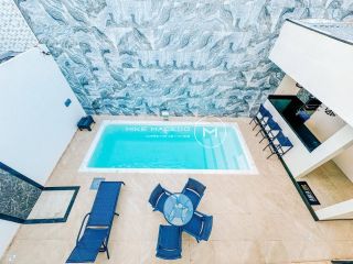 Casa à venda  com 4 quartos sendo 3 suítes, área gourmet e piscina privativa!
