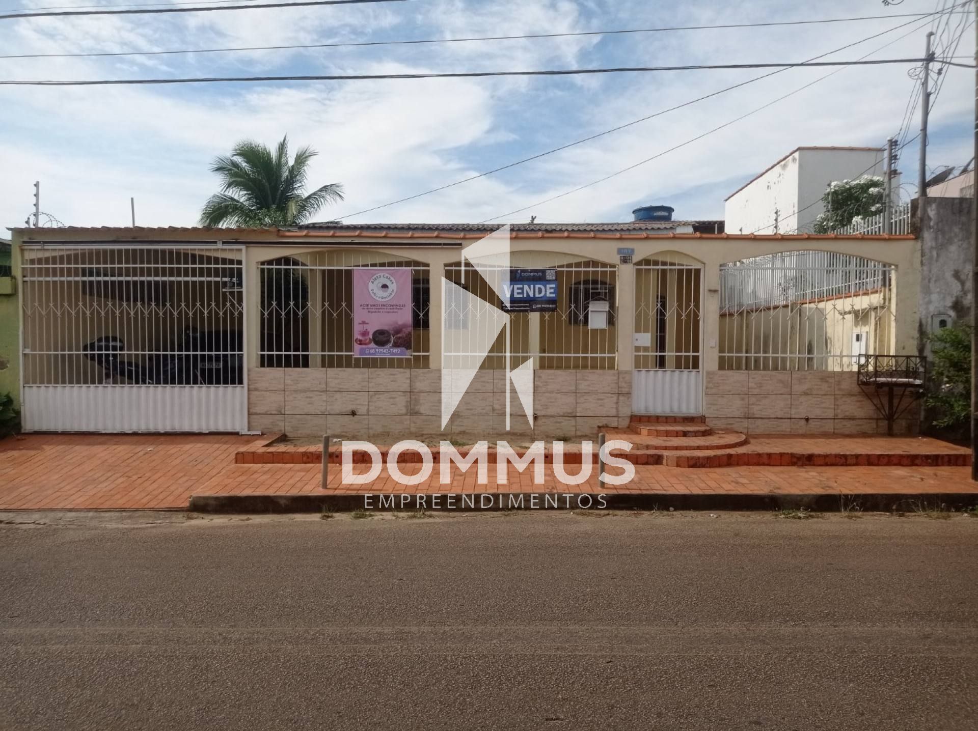 Casa à venda no Conj. Castelo Branco