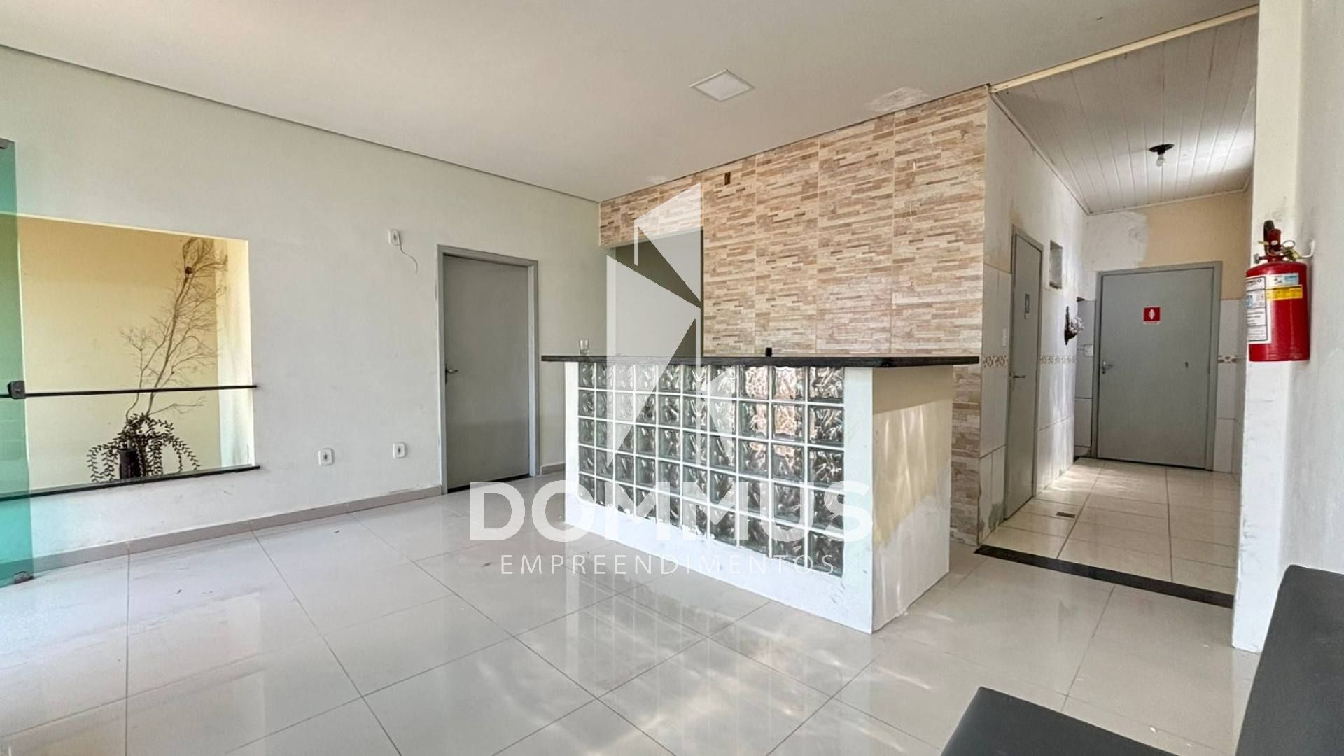 Edifício Comercial com 5 salas e dois quartos no Bosque