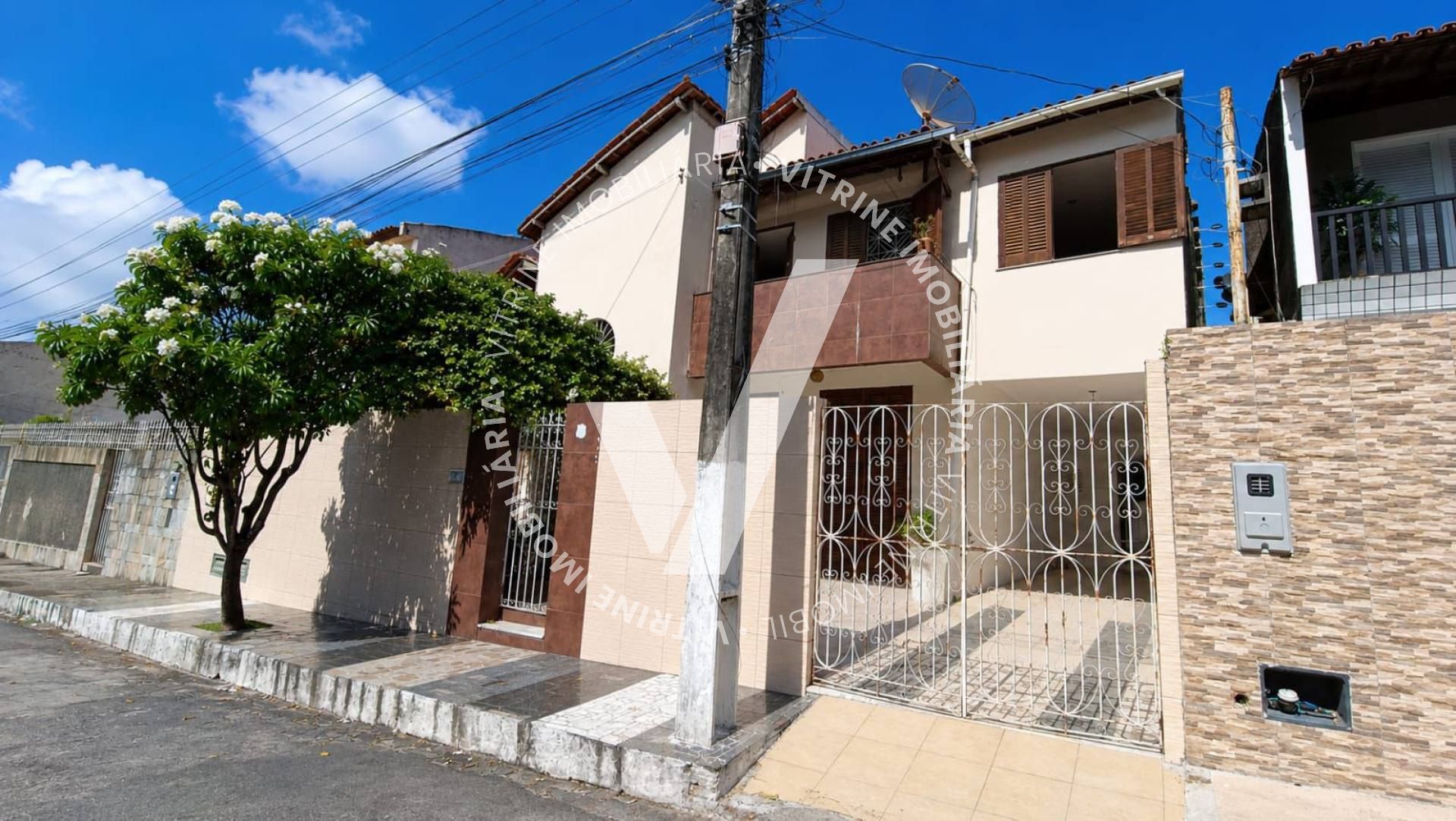 CASA DE 246 M² NO BAIRRO LUZIA