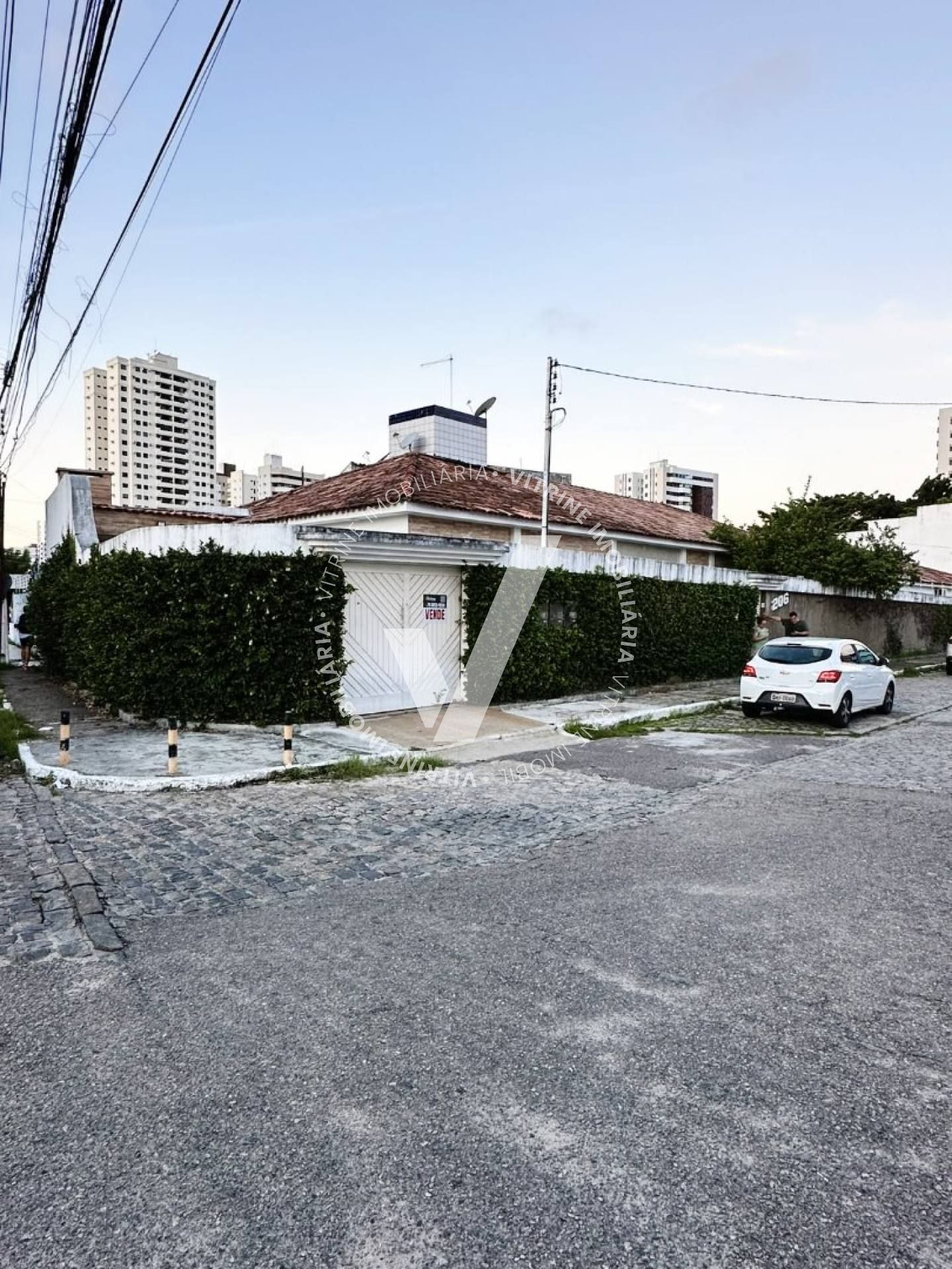 CASA DE 330 M² NO BAIRRO GRAGERU