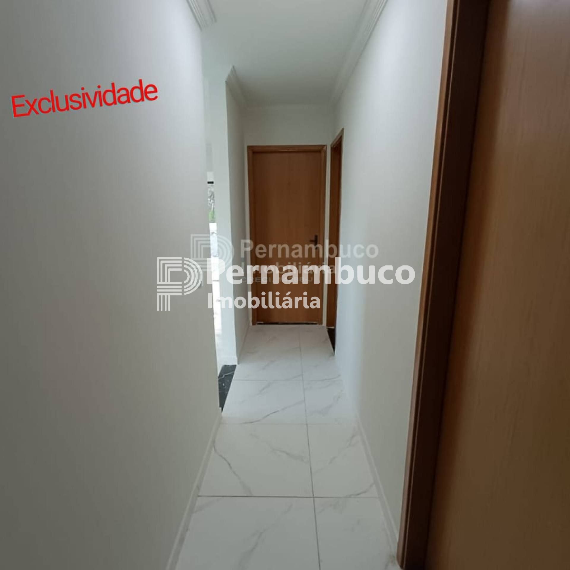 Casa 03 Qts - Médio Padrão em Condomínio Club