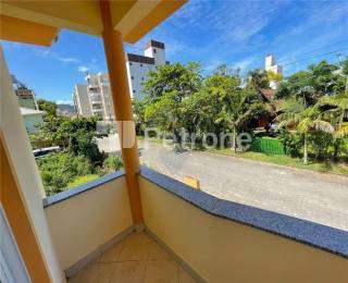 CASA NA RUA DOS PAMPOS