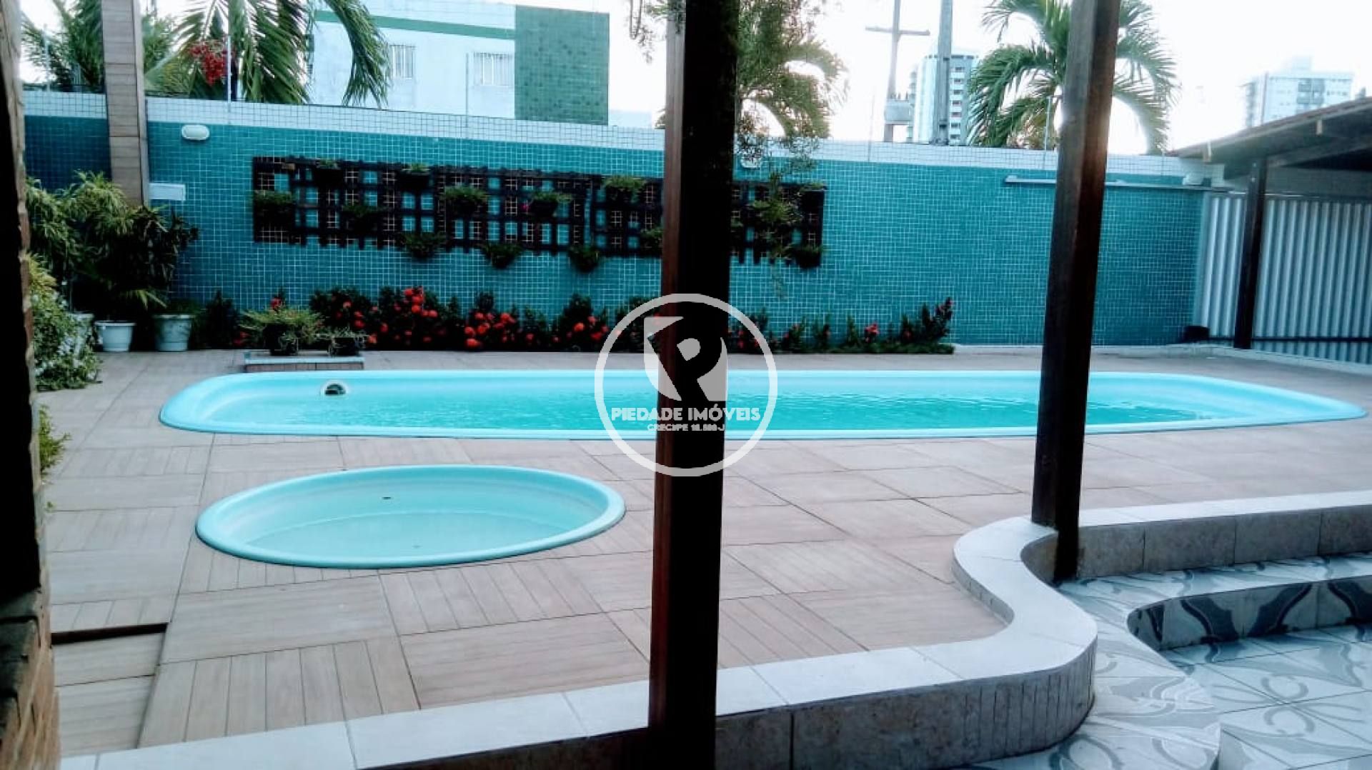 Espaçosa Casa de 3 Suítes com Salão de Festas e Piscina em Candeias