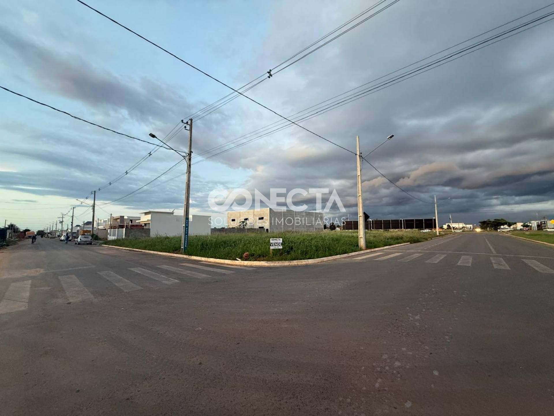 LOTE COMERCIAL DE ESQUINA NA AVENIDA DAS GAIVOTAS, PRÓXIMO À AVENIDA BRASIL!!!