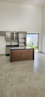 CASA Á VENDA COM 3 QUARTOS SENDO 1 SUÍTE NO BAIRRO