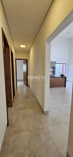 CASA Á VENDA COM 3 QUARTOS SENDO 1 SUÍTE NO BAIRRO