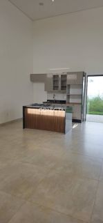 CASA Á VENDA COM 3 QUARTOS SENDO 1 SUÍTE NO BAIRRO