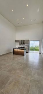 CASA Á VENDA COM 3 QUARTOS SENDO 1 SUÍTE NO BAIRRO