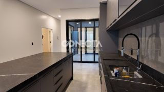CASA A VENDA NO BAIRRO JARDIM ARAGUAIA, COM 3 QUARTOS SENDO UMA SUITE MASTER COM CLOSET.