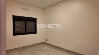 CASA A VENDA NO BAIRRO JARDIM ARAGUAIA, COM 3 QUARTOS SENDO UMA SUITE MASTER COM CLOSET.