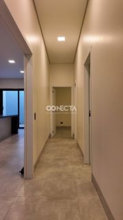 CASA A VENDA NO BAIRRO JARDIM ARAGUAIA, COM 3 QUARTOS SENDO UMA SUITE MASTER COM CLOSET.