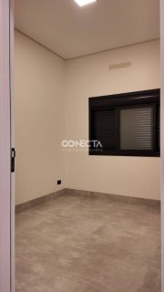 CASA A VENDA NO BAIRRO JARDIM ARAGUAIA, COM 3 QUARTOS SENDO UMA SUITE MASTER COM CLOSET.