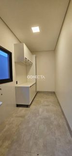 CASA A VENDA NO BAIRRO JARDIM ARAGUAIA, COM 3 QUARTOS SENDO UMA SUITE MASTER COM CLOSET.