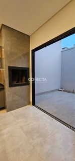 CASA A VENDA NO BAIRRO JARDIM ARAGUAIA, COM 3 QUARTOS SENDO UMA SUITE MASTER COM CLOSET.