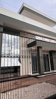 CASA NO BAIRRO JARDIM ITALIA, SEMI MOBILIADA COM OTIMA LOCALIZAÇÃO,COM 3 QUARTOS E 4 BANHEIROS.