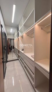 CASA NO BAIRRO JARDIM ITALIA, SEMI MOBILIADA COM OTIMA LOCALIZAÇÃO,COM 3 QUARTOS E 4 BANHEIROS.