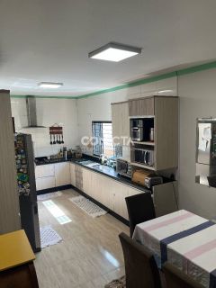 CASA (COM ENERGIA SOLAR) À VENDA no Bairro Lírios do Campo, Nova Mutum/MT