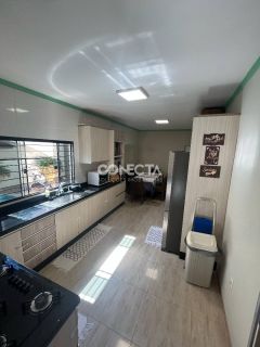 CASA (COM ENERGIA SOLAR) À VENDA no Bairro Lírios do Campo, Nova Mutum/MT