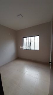 CASA  DE ESQUINA A VENDA NO BAIRRO CIDADE NOVA, COM TRÊS QUARTOS.