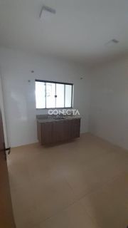 CASA  DE ESQUINA A VENDA NO BAIRRO CIDADE NOVA, COM TRÊS QUARTOS.