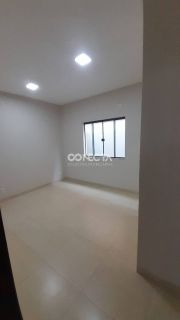 CASA  DE ESQUINA A VENDA NO BAIRRO CIDADE NOVA, COM TRÊS QUARTOS.