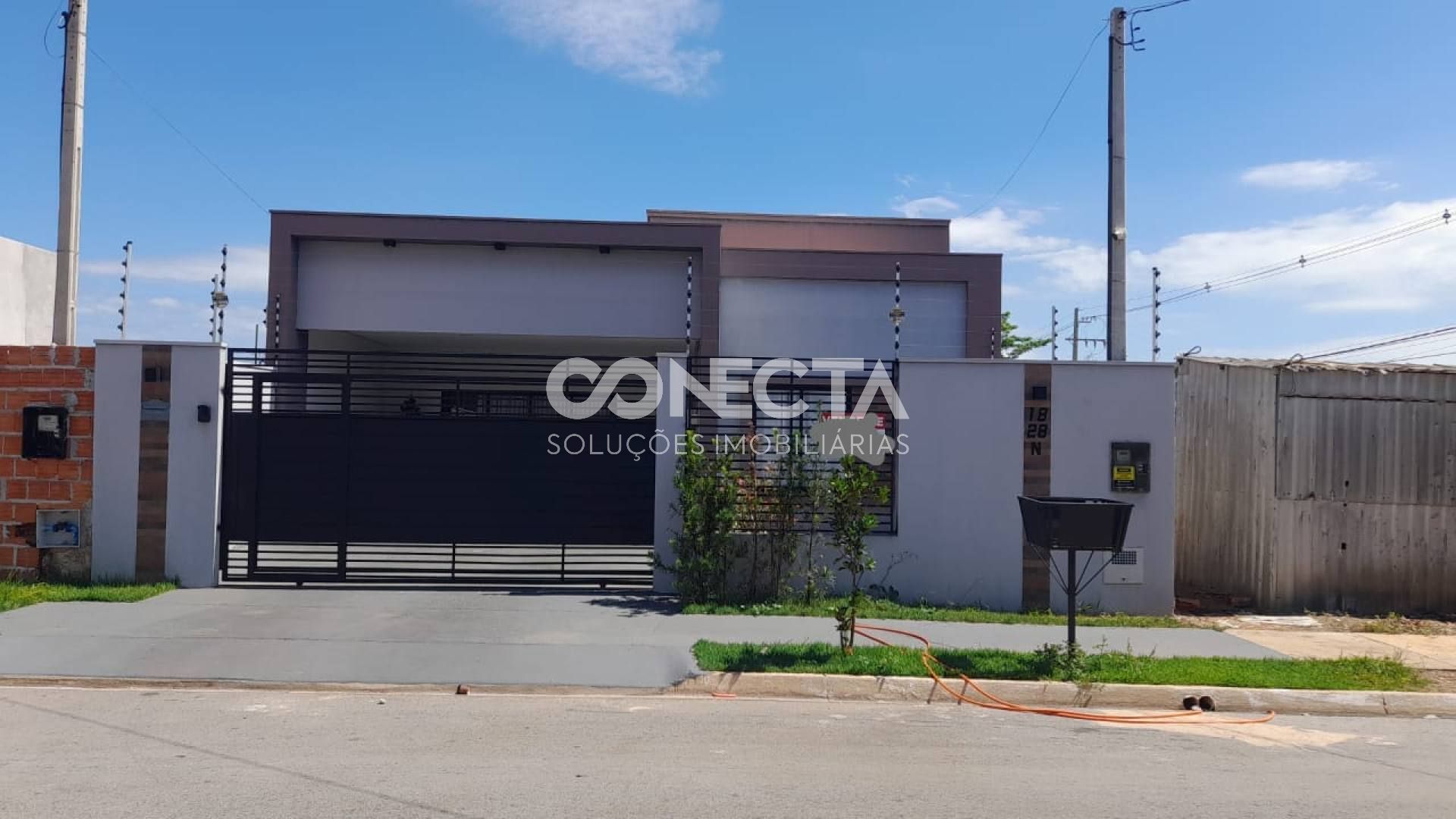 CASA DISPONÍVEL PARA  VENDA NO BAIRRO MONTSERRAT, TRÊS QUARTOS,SENDO UM SUÍTE.