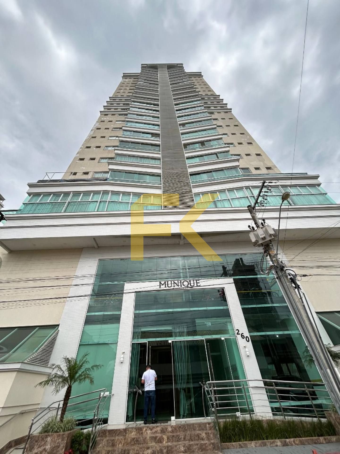 APARTAMENTO COM ÁREA DE LAZER COMPLETA E MOBILIADO - 3 SUÍTES SENDO 1 MASTER COM HIDROMASSAGEM