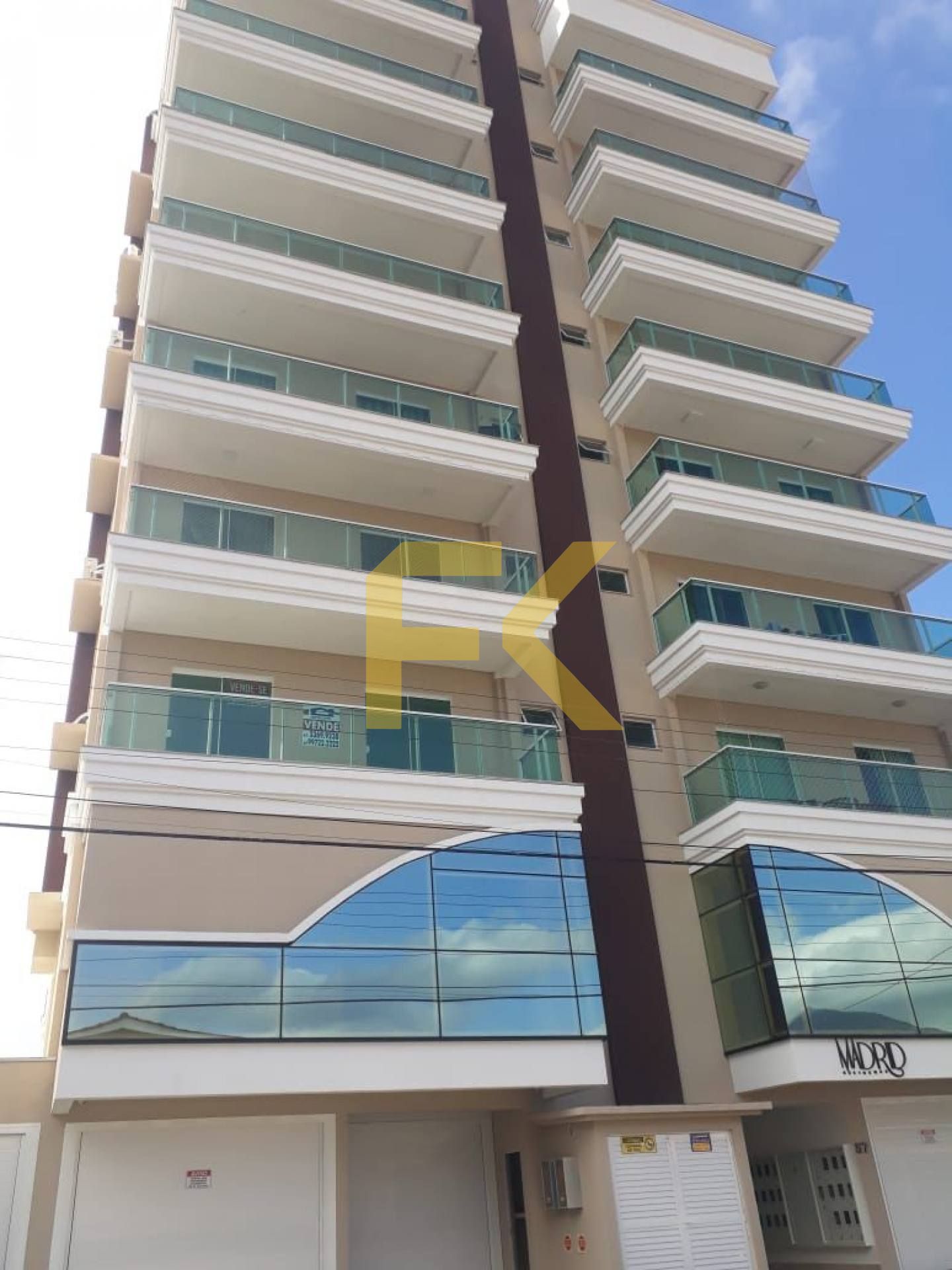 APARTAMENTO MUITO BEM LOCALIZADO E MOBILIADO - 3 SUÍTES