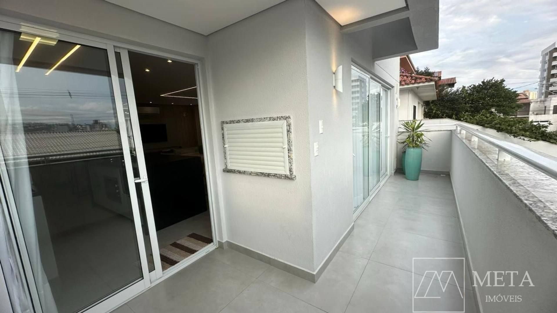 Apartamento de 2 dormitórios (1 suíte) em Barreiros - São José/SC