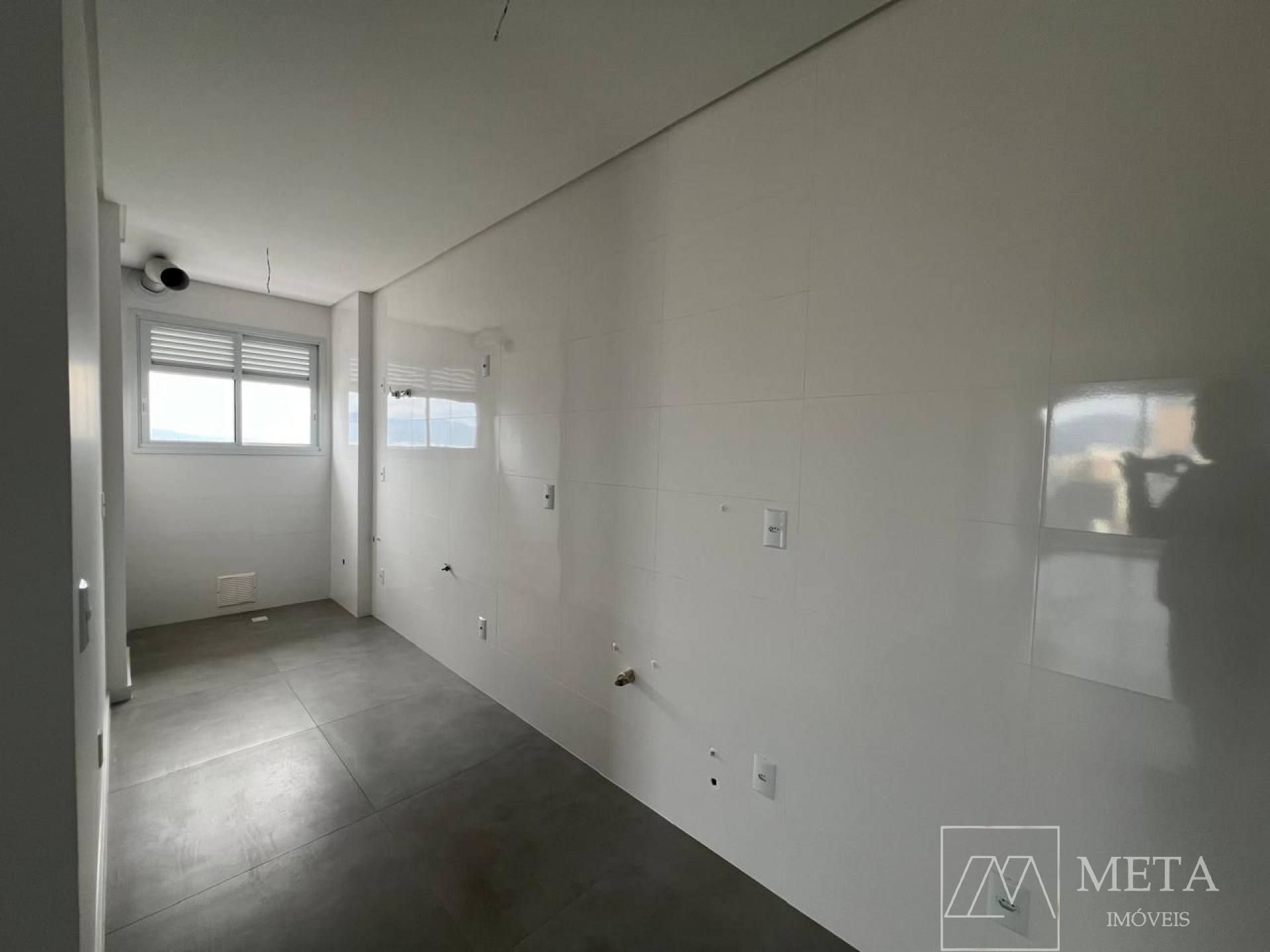 Apartamento de 2 dormitórios (1 suíte) em Barreiros - São José/SC