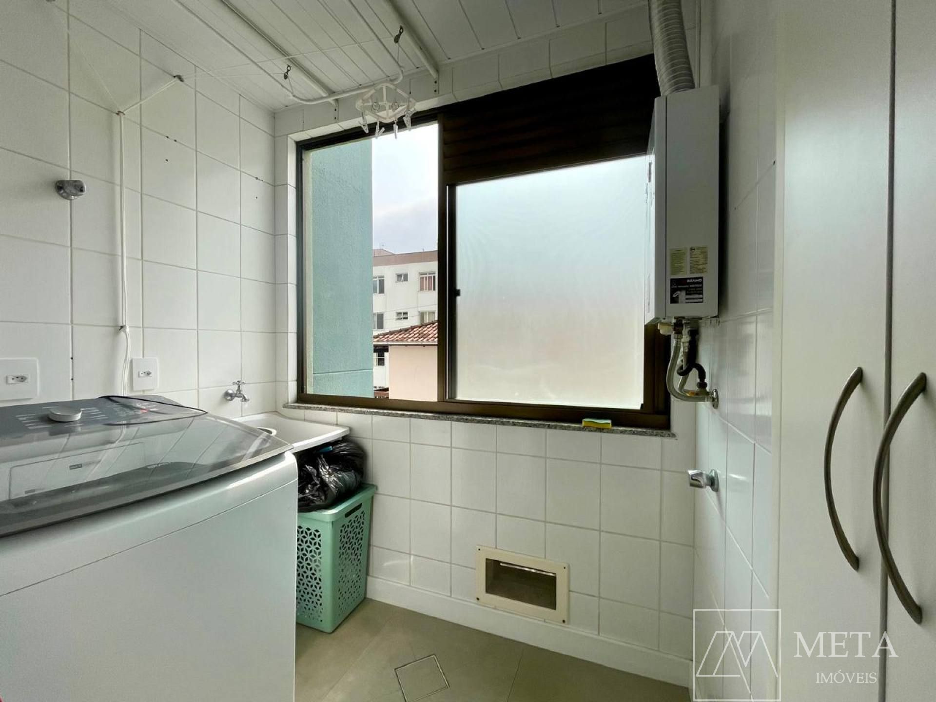 Apartamento de 3 dormitórios (1 suíte) em Coqueiros - Florianópolis/SC