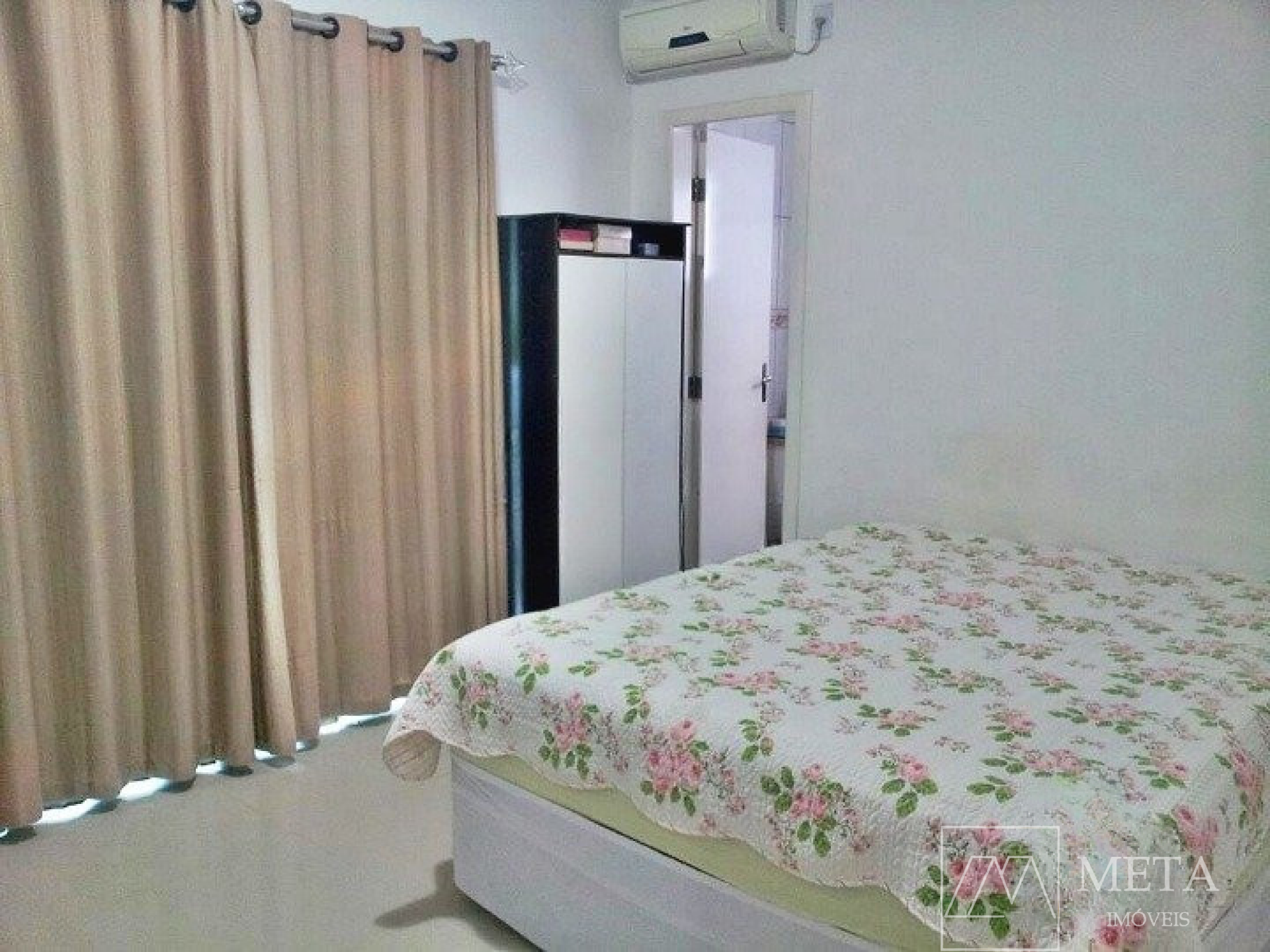 Apartamento de 3 (com 1 suíte) dormitórios em Areias - São José/SC