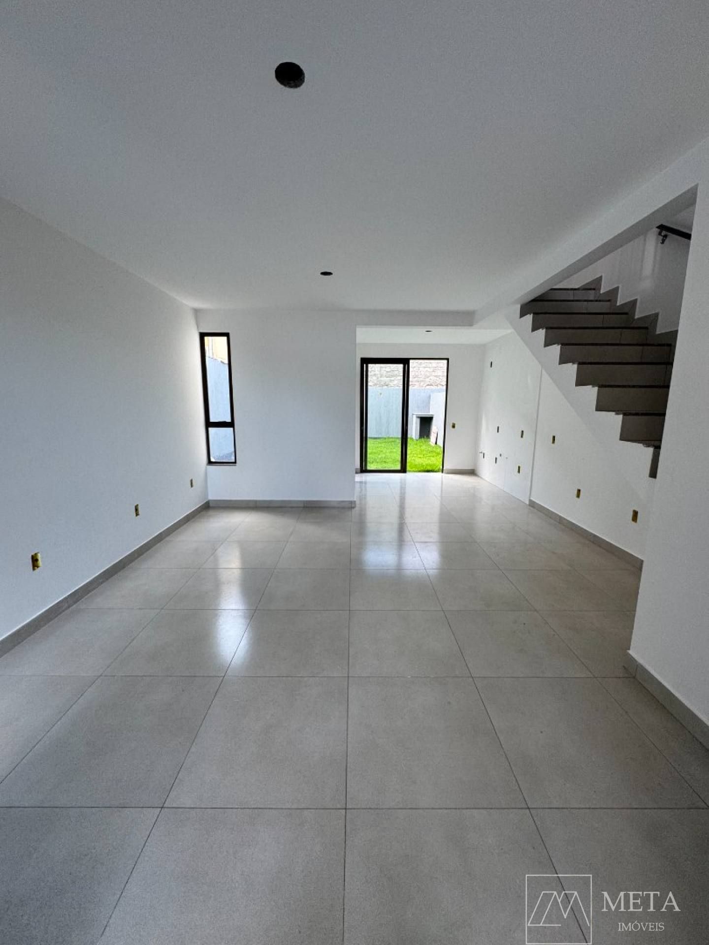 Sobrado de 3 dormitórios (1 suíte) na Serraria - São José/SC