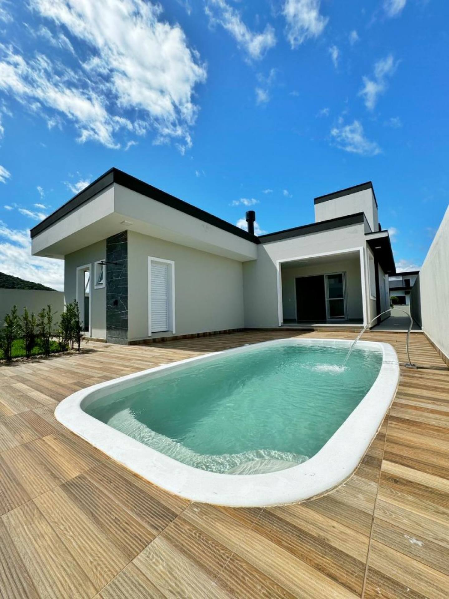 Casa Nova com 03 quartos sendo uma suíte em Santo Amaro da Imperatriz - SC