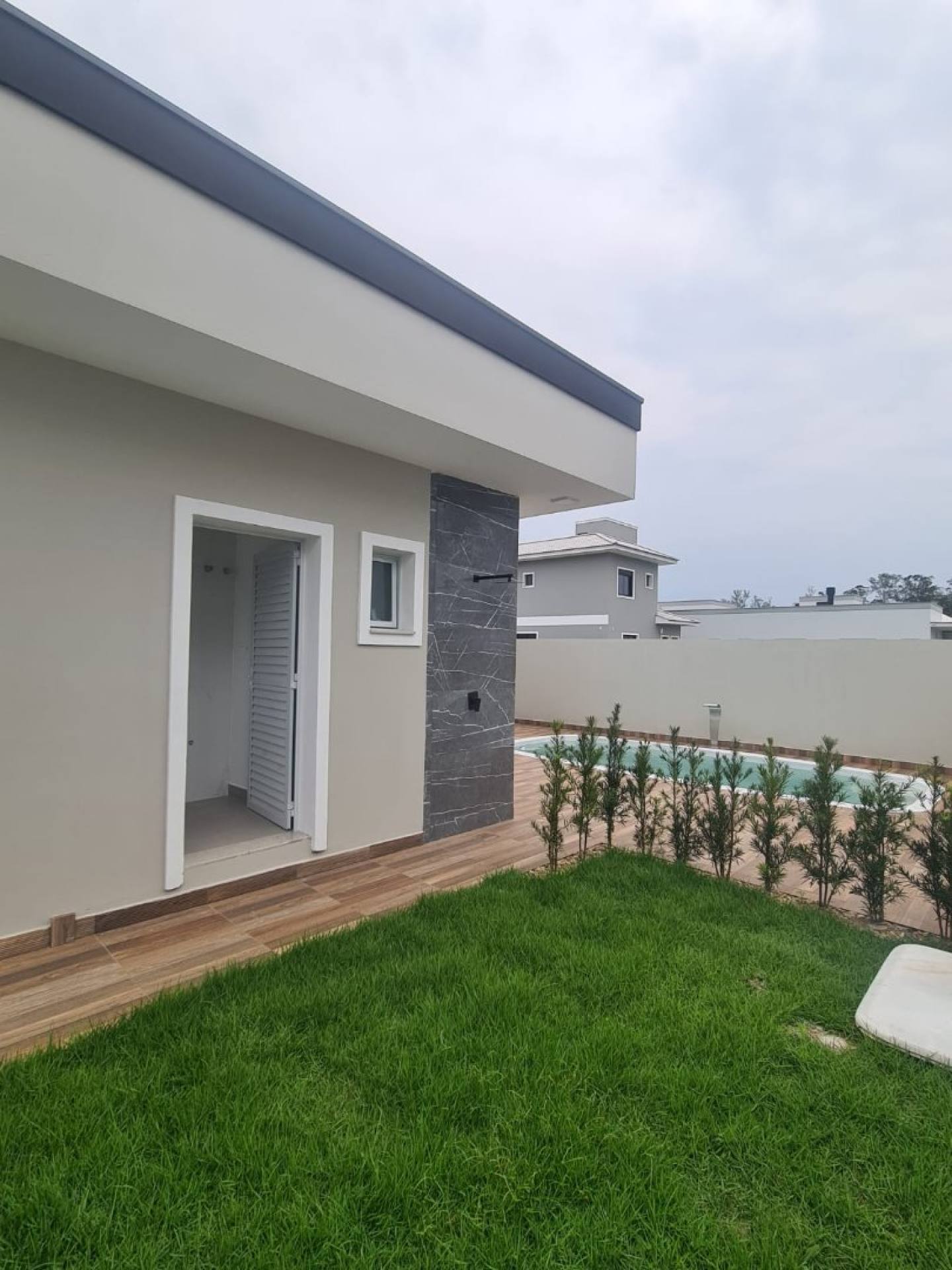 Casa Nova com 03 quartos sendo uma suíte em Santo Amaro da Imperatriz - SC