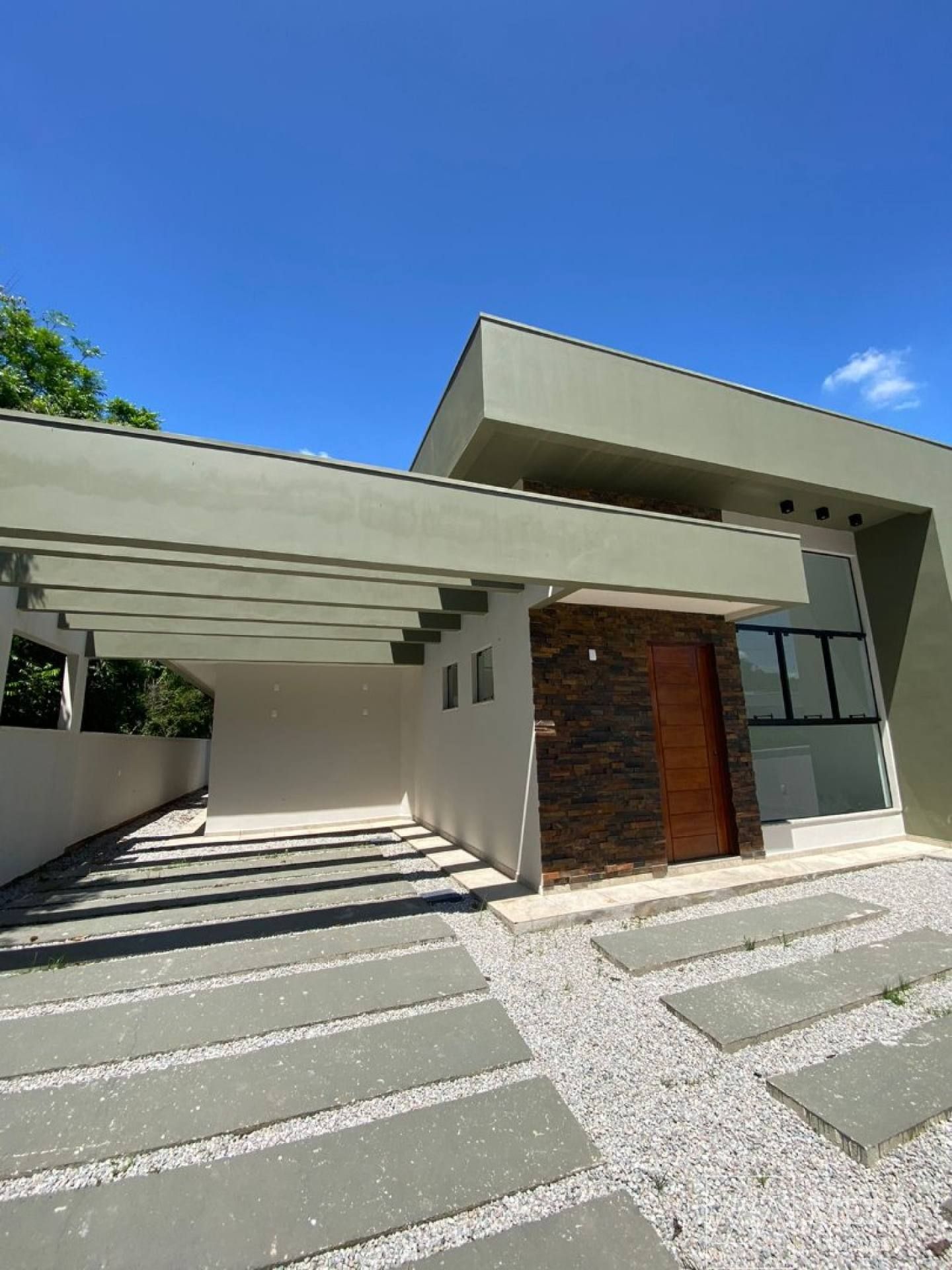 Casa de alto padrão com 3 dormitórios (1 suite) em Forquilhas - São José/SC