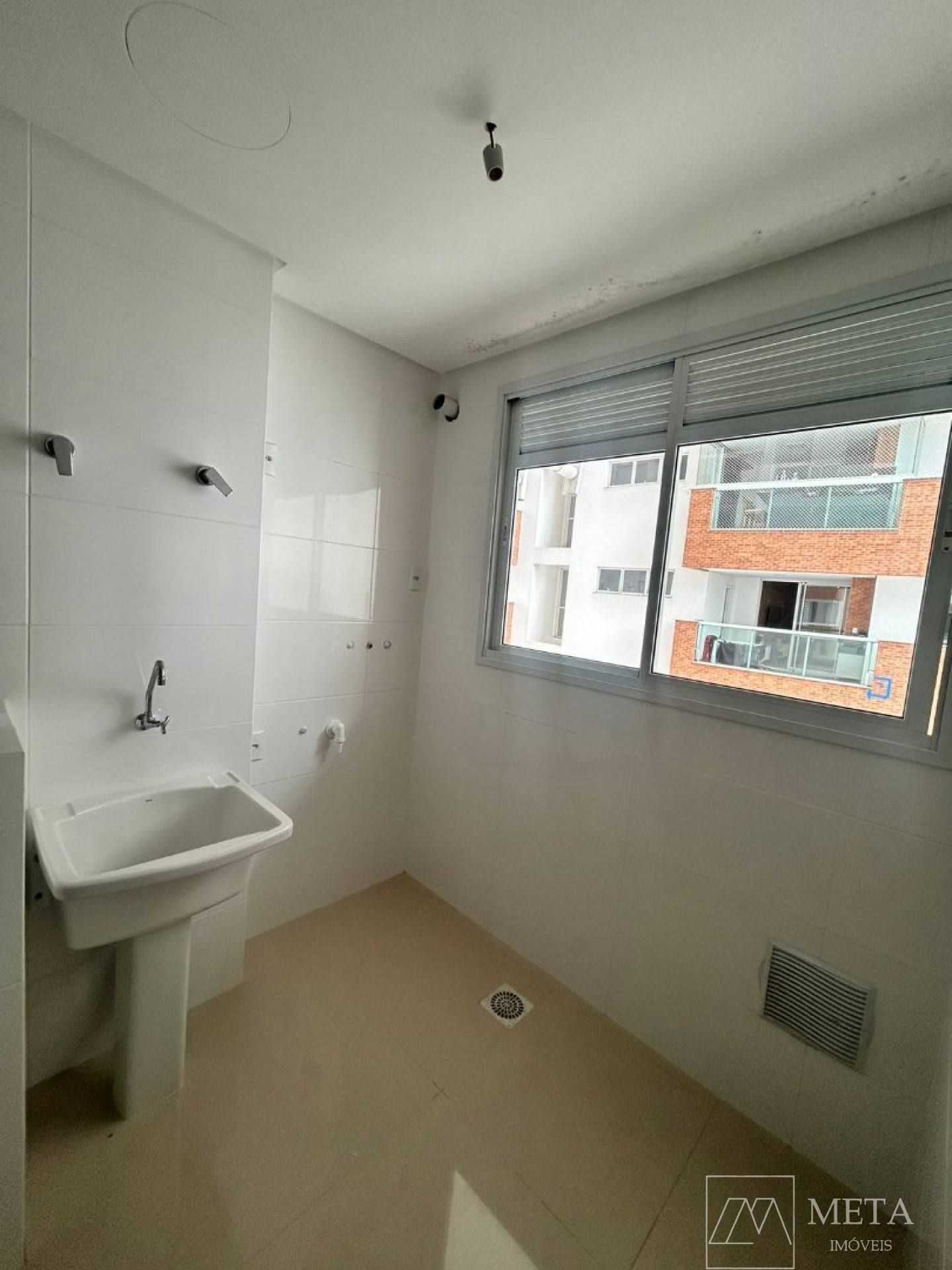 Apartamento com 2 dormitórios (1 suíte) no Centro da Palhoça/SC