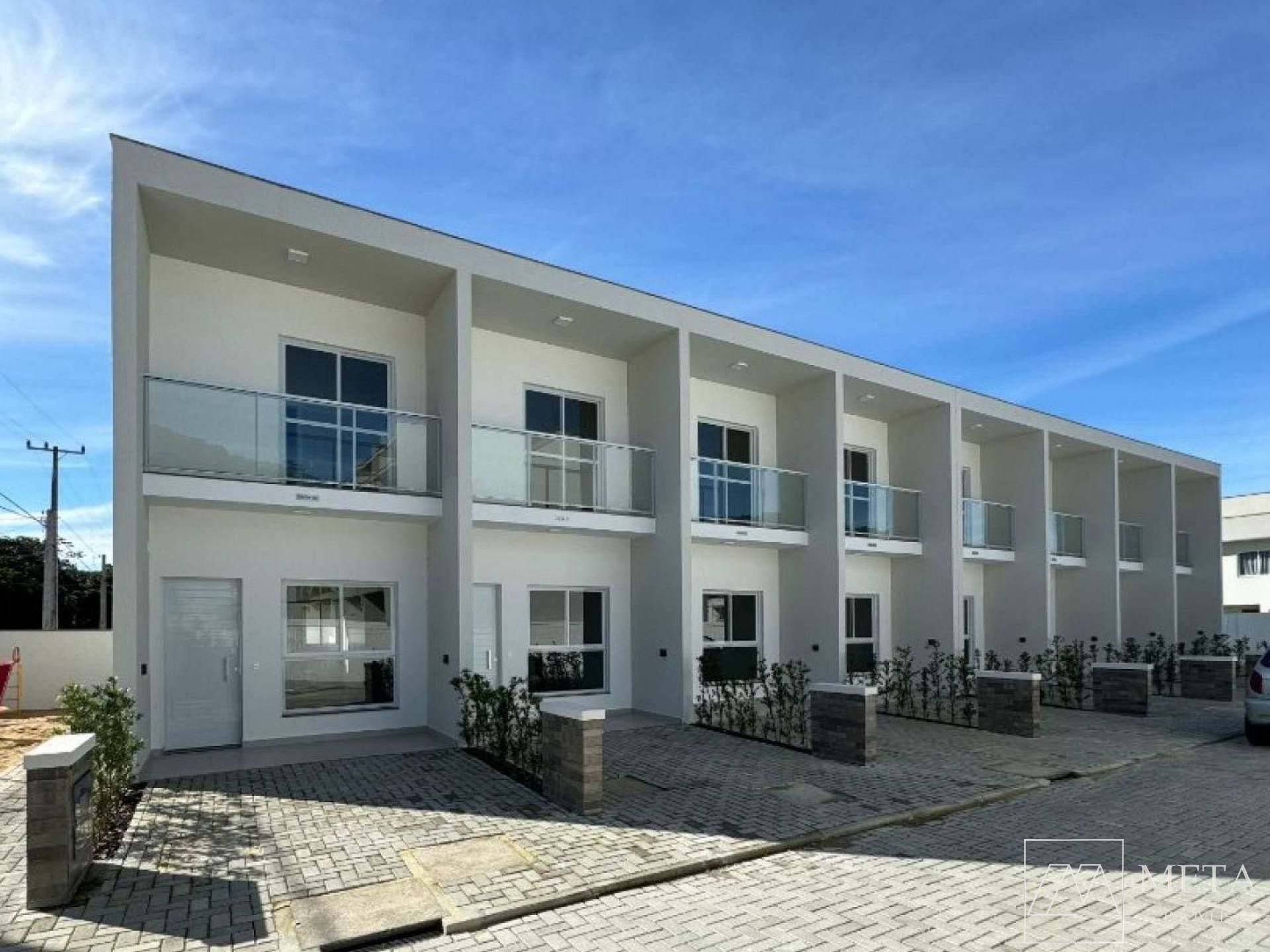Sobrado de 2 dormitórios no Sertão do Maruim - São José/SC