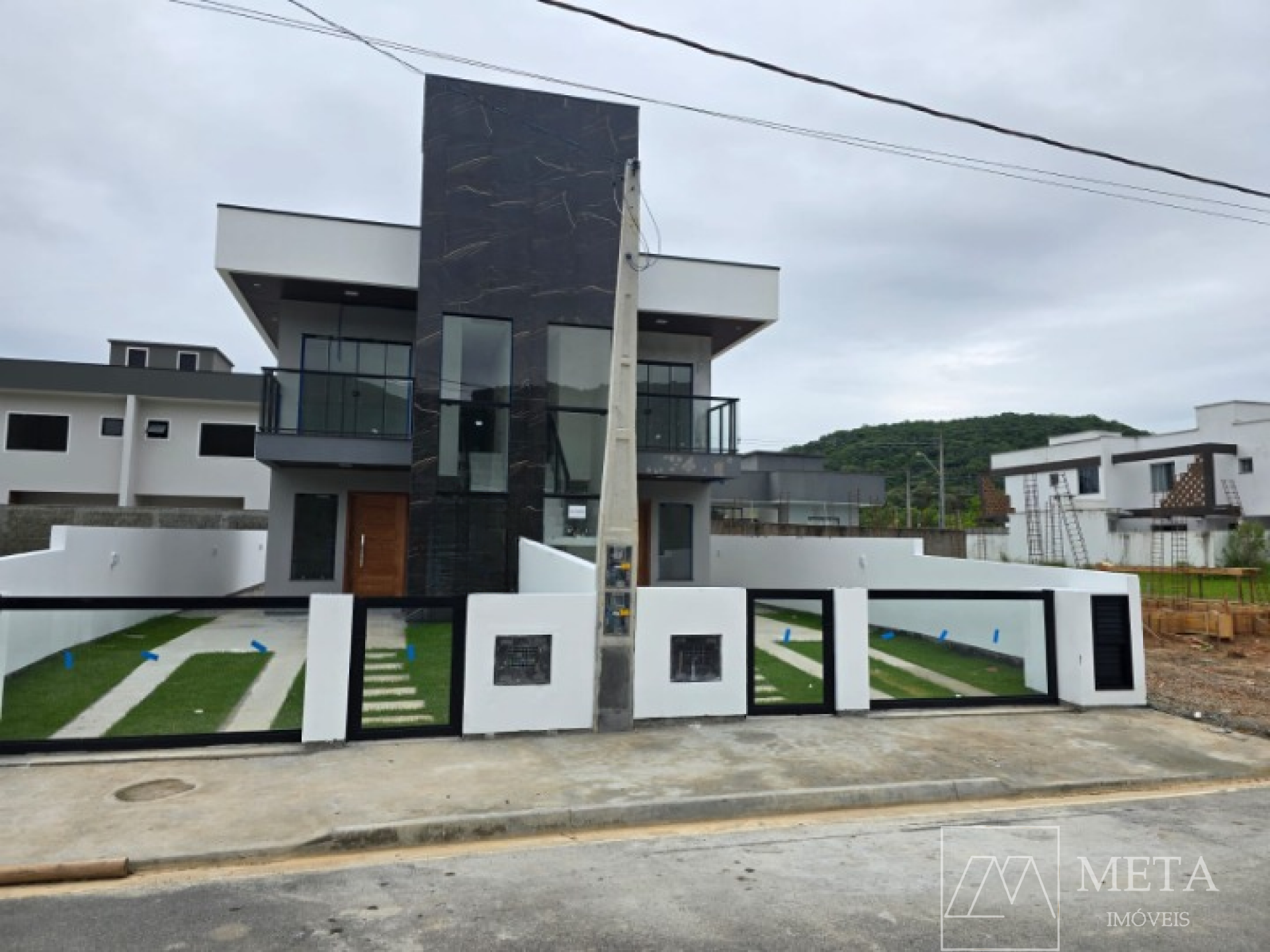 Sobrado no bairro Forquilhas em São José