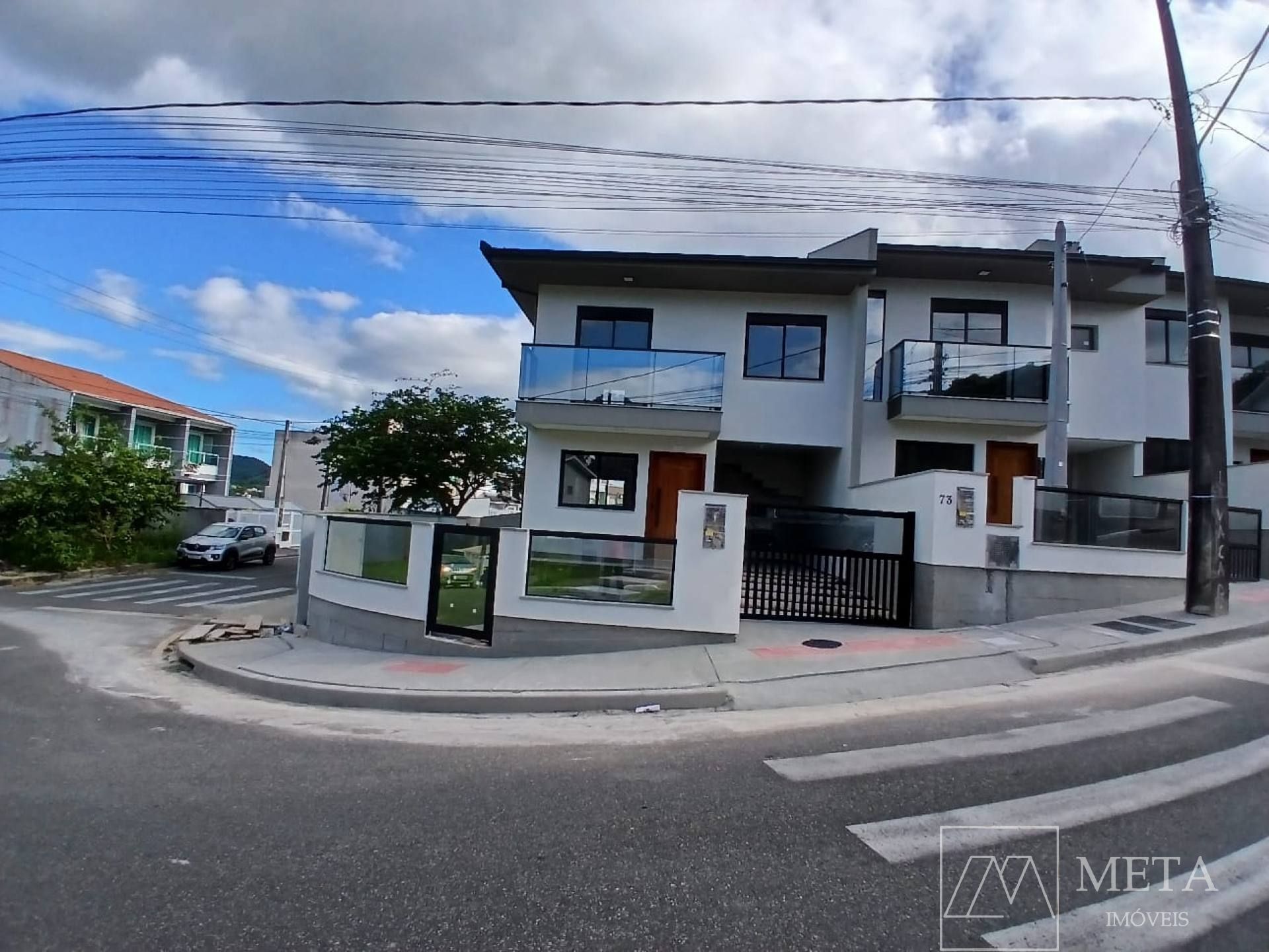 Sobrado de esquina com 03 dormitórios sendo em Potecas - São José