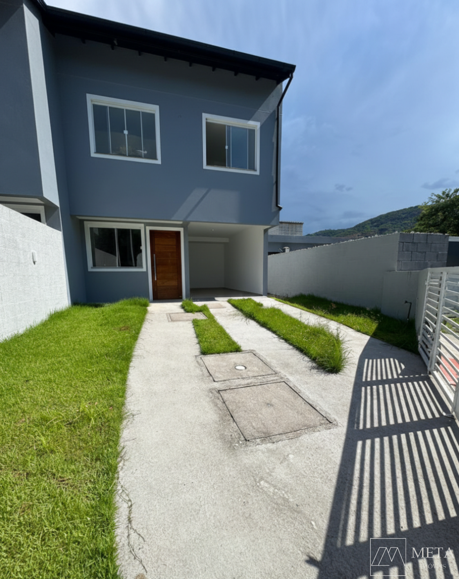 Sobrado de 2 dormitórios (1 suíte) em Potecas - São José/SC