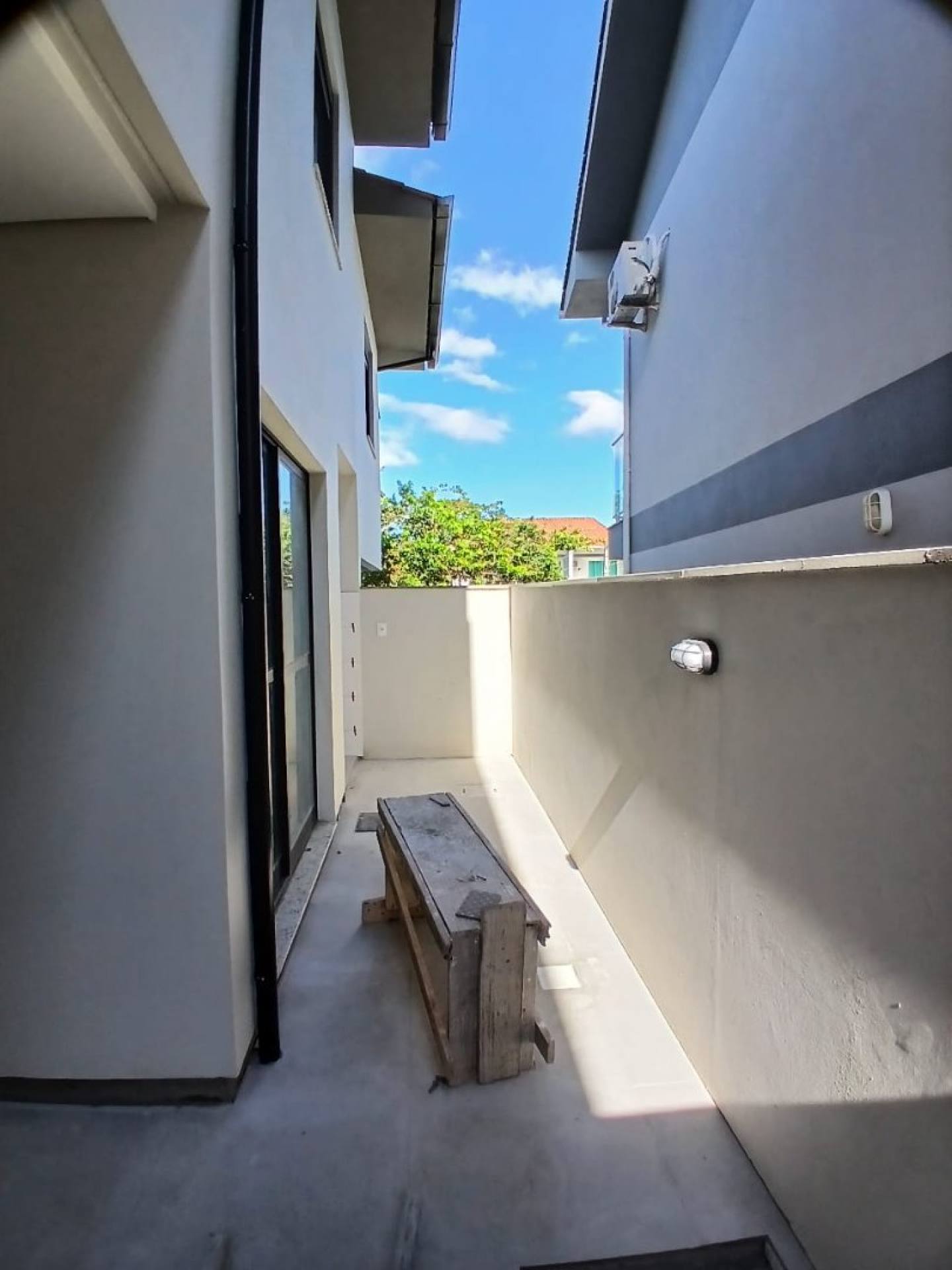 Sobrado com 3 quartos sendo uma suíte em Potecas - São José - SC