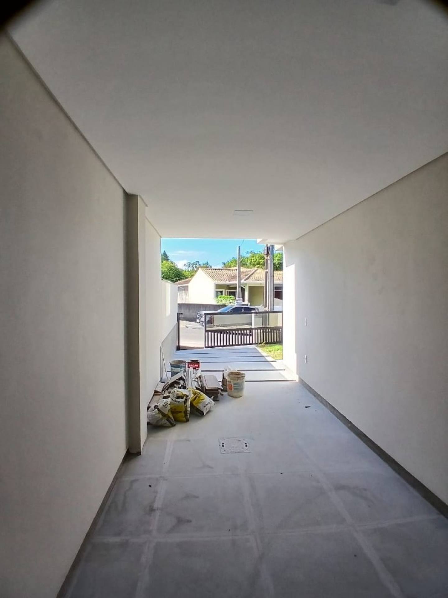 Sobrado com 3 quartos sendo uma suíte em Potecas - São José - SC